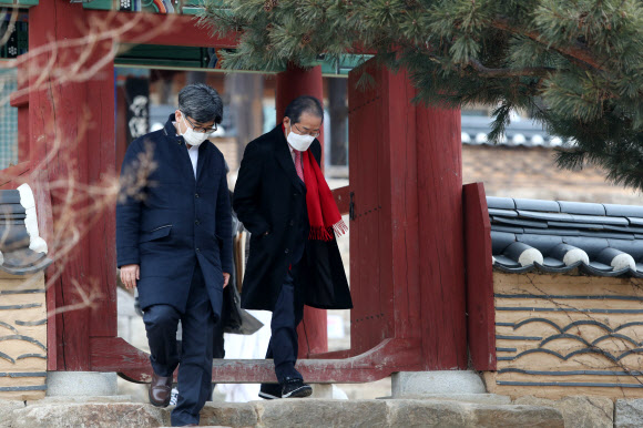 홍준표 의원이 11일 오후 조계종 종정 진제 스님에게 인사차 대구 동구 팔공산 동화사를 찾은 후 떠나고 있다. 2021.1.11  연합뉴스