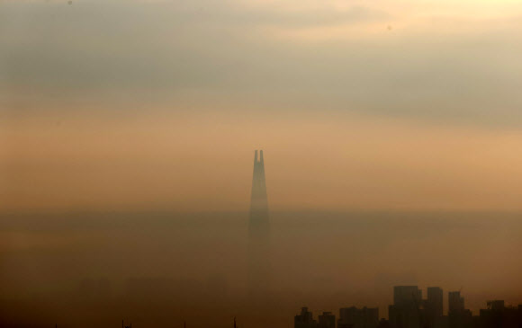12일 오전 남산에서 바라본 잠실 일대가 희미하게 보인다.  북극한파가 주춤한 이날 9시 현재 서울지역 초미세먼지 농도는 ‘나쁨’ 수준이다. 2021.1.12  연합뉴스