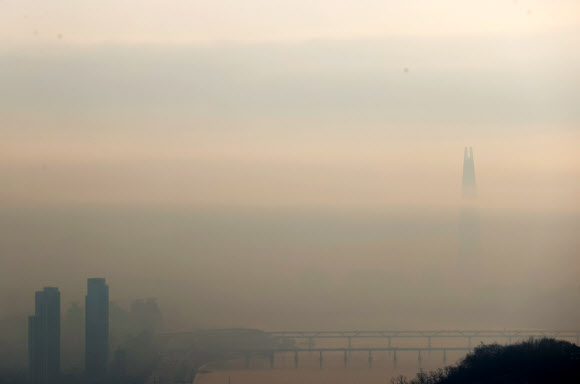 12일 오전 남산에서 바라본 잠실 일대가 희미하게 보인다.  북극한파가 주춤한 이날 9시 현재 서울지역 초미세먼지 농도는 ‘나쁨’ 수준이다. 2021.1.12  연합뉴스