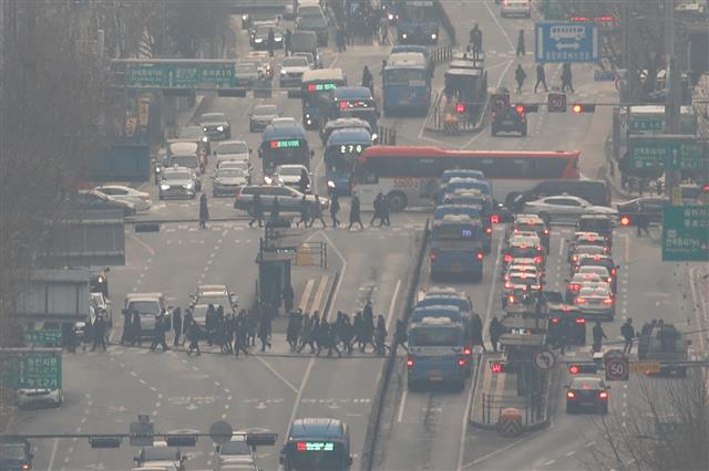 수도권 지역의 초미세먼지 농도가 ‘나쁨’ 수준을 보이는 12일 오전 서울 종로구 도심이 뿌옇다. 2021.1.12 뉴스1