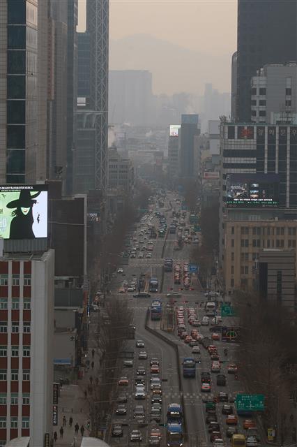수도권 지역의 초미세먼지 농도가 ‘나쁨’ 수준을 보이는 12일 오전 서울 종로구 도심이 뿌옇다. 2021.1.12 뉴스1