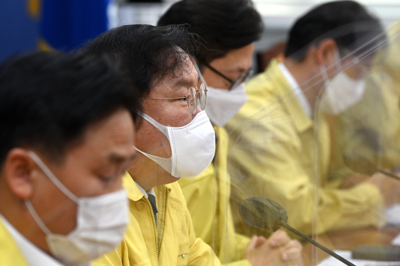 12일 오전 국회에서 열린 더불어민주당 원내대책회의에서 김태년 원내대표가 모두 발언을 하고 있다. 2021. 1. 12 김명국 선임기자 daunso@seoul.co.kr