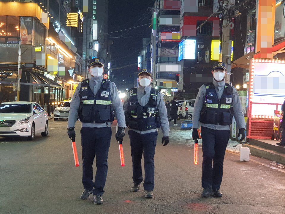 인계박스 범죄예방팀’경찰관들이 저녁 시간에 수원 인계동 유흥업소 밀집 지역 순찰을 돌고 있다. 수원남부경찰서 제공