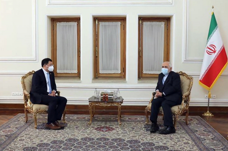 11일 테헤란에서 만난 최종건(좌) 외교부1차관과 모하마드 자바드 자리프 이란 외무장관.  이란 외무부 제공