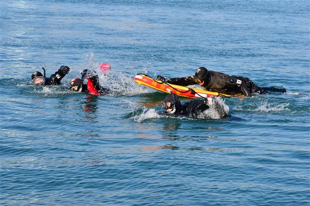경북 포항해양경찰서 구조대원들이 12일 북구 동빈동 포항수협 앞 해상에서 해상 추락자 구조훈련을하고 있다. 포항해경은 매달 3~4회 긴급출동 및 인명 구조훈련을 실시하고 있다. 2021.1.12 뉴스1