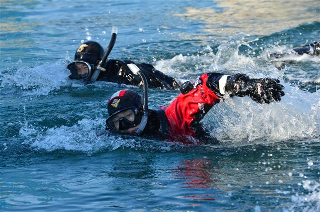 경북 포항해양경찰서 구조대원들이 12일 북구 동빈동 포항수협 앞 해상에서 해상 추락자 구조훈련을하고 있다. 포항해경은 매달 3~4회 긴급출동 및 인명 구조훈련을 실시하고 있다. 2021.1.12 뉴스1
