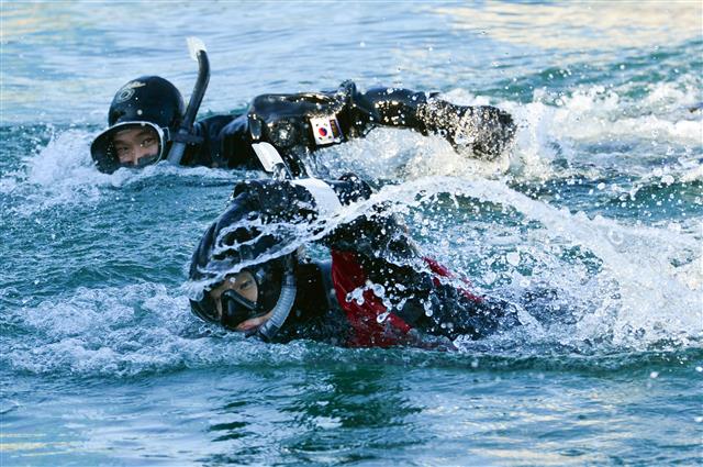 경북 포항해양경찰서 구조대원들이 12일 북구 동빈동 포항수협 앞 해상에서 해상 추락자 구조훈련을하고 있다. 포항해경은 매달 3~4회 긴급출동 및 인명 구조훈련을 실시하고 있다. 2021.1.12 뉴스1