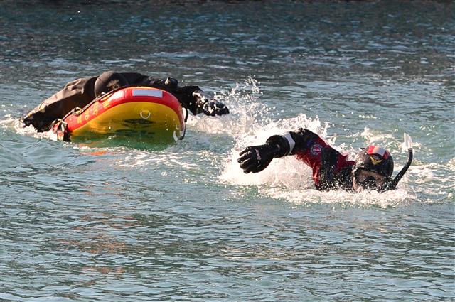 경북 포항해양경찰서 구조대원들이 12일 북구 동빈동 포항수협 앞 해상에서 해상 추락자 구조훈련을하고 있다. 포항해경은 매달 3~4회 긴급출동 및 인명 구조훈련을 실시하고 있다. 2021.1.12 뉴스1
