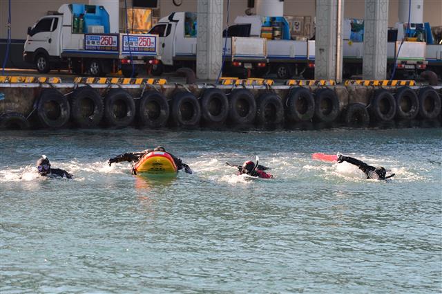 경북 포항해양경찰서 구조대원들이 12일 북구 동빈동 포항수협 앞 해상에서 해상 추락자 구조훈련을하고 있다. 포항해경은 매달 3~4회 긴급출동 및 인명 구조훈련을 실시하고 있다. 2021.1.12 뉴스1