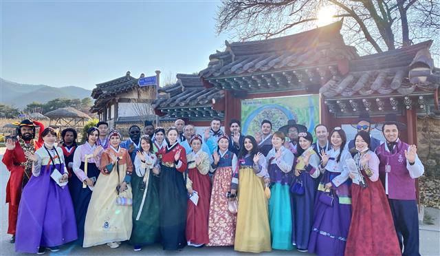 지난해 11월 경북문화관광공사 주최 팸투어에 참여한 오시난(맨 오른쪽) 회장과 GBA 회원들이 한복을 입고 안동 도산서원 앞에서 기념사진을 찍고 있다. GBA 제공