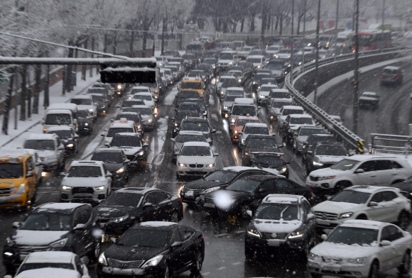 눈이 내린 12일 서울 동작구 이수 교차로 부근 차들이 정체돼 있다. 2021. 1. 12 박윤슬 기자 seul@seoul.co.kr