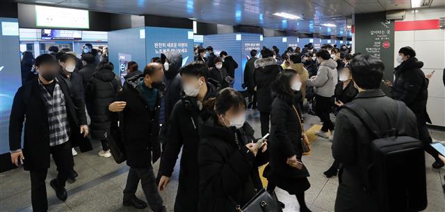 서울 2호선 강남역에서 시민들이 분당선으로 환승하고 있다. 2021.1.12 뉴스1