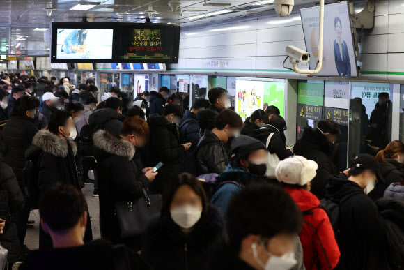 서울 지하철에서 시민들이 마스크를 쓰고 있는 모습. 연합뉴스