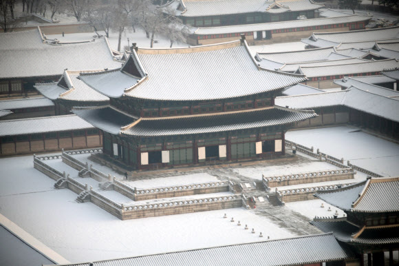 전날 내린 눈으로 하얗게 변한 경복궁의 근정전이 13일 아침을 맞고 있다. 수요일인 이날은 남서풍이 유입되며 기온이 평년보다 높아져 포근하겠다. 2021.1.13  연합뉴스