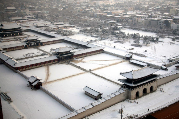 전날 내린 눈으로 하얗게 변한 경복궁이 13일 아침을 맞고 있다. 수요일인 이날은 남서풍이 유입되며 기온이 평년보다 높아져 포근하겠다. 2021.1.13  연합뉴스