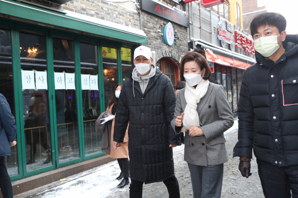 나경원 국민의힘 전 의원이 13일 서울 용산구 이태원동 먹자골목 일대에서 서울시장 재도전에 나섰다. 신종 코로나바이러스 감염증(코로나19) 사태로 인한 소상공인 생계 문제와 서울의 경기침체 해결 의지를 강조하고자 이태원 먹자골목을 출마 장소로 택했다. 나 후보가 출마 선언에 앞서 상인들과 이야기하고 있다. 2021. 1. 13  국회사진기자단