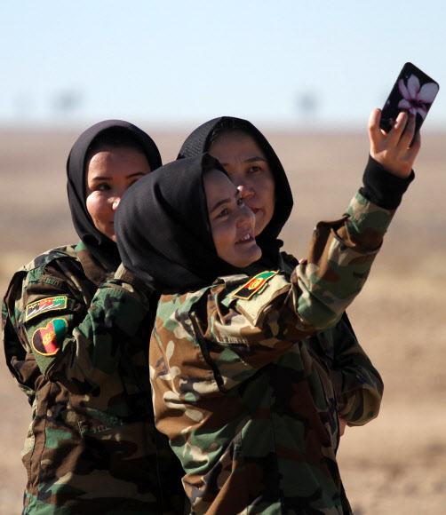 아프가니스탄의 여군들이 12일(현지시간) 헤라트에서 훈련을 받는 도중 셀카를 찍고 있다. EPA 연합뉴스