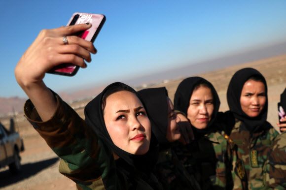 아프가니스탄의 여군들이 12일(현지시간) 헤라트에서 훈련을 받는 도중 셀카를 찍고 있다. EPA 연합뉴스