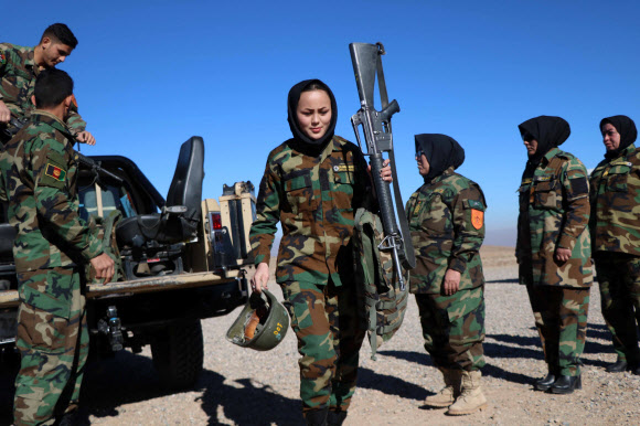 아프가니스탄의 여군들이 12일(현지시간) 헤라트에서 훈련을 받고 있다. EPA 연합뉴스