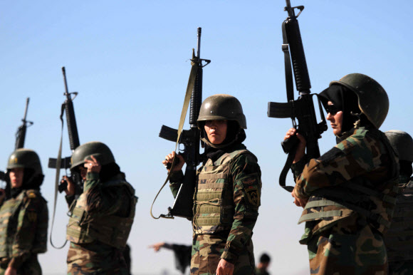 아프가니스탄의 여군들이 12일(현지시간) 헤라트에서 훈련을 받고 있다. EPA 연합뉴스