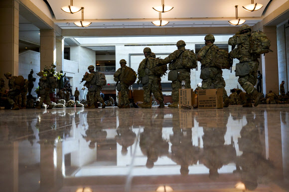 미국 워싱턴DC 국회의사당 내에서 13일(현지시간) 주 방위군이 이동하고 있다. AP