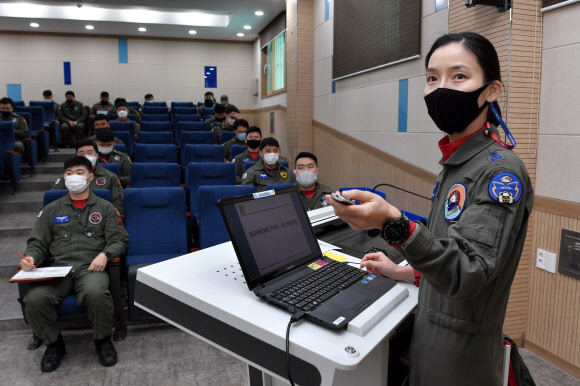 공군이 14일 제29전술개발훈련비행전대에서 전술무기교관과정 수료식을 거행했다. 사진은 여군 최초로 ‘전술무기교관’ 자격을 획득한 공군 39정찰비행단 159전투정찰비행대대 소속 김선옥 소령(진)이 비행훈련에 앞서 비행임무 브리핑을 하는 모습. 2021.1.14  공군 제공