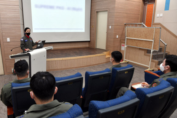 공군이 14일 제29전술개발훈련비행전대에서 전술무기교관과정 수료식을 거행했다. 사진은 여군 최초로 ‘전술무기교관’ 자격을 획득한 공군 39정찰비행단 159전투정찰비행대대 소속 김선옥 소령(진)이 비행훈련에 앞서 비행임무 브리핑을 하는 모습. 2021.1.14  공군 제공