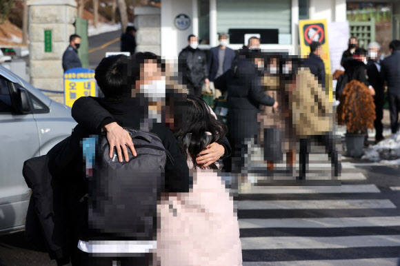 14일 오전 경기도 의왕시 서울구치소 앞에서 교정시설의 코로나19 확산을 막기 위해 가석방된 수형자가 가족과 만나 포옹하고 있다. 2021.1.14  연합뉴스