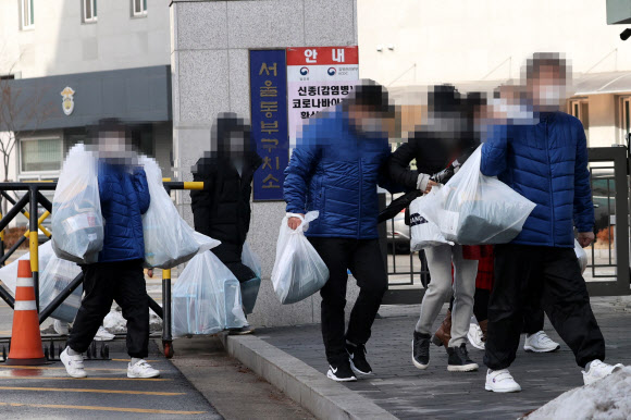 정부가 교정시설의 코로나19 확산을 막기 위해 수형자 900여명을 조기 가석방하기로 한 14일 오전 서울 송파구 동부구치소에서 가석방된 수형자들이 나오고 있다. 2021.1.14  연합뉴스