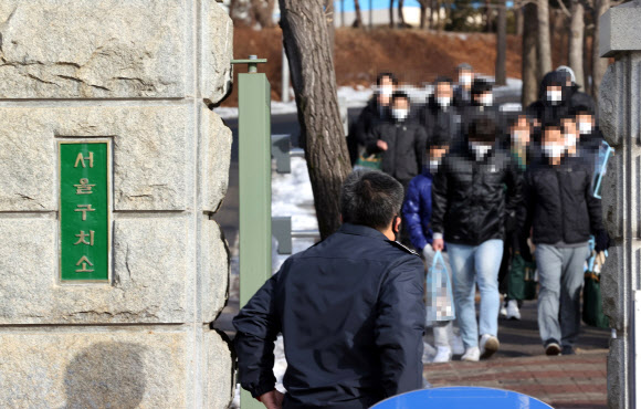 교정시설의 코로나19 확산을 막기 위해 14일 오전 경기도 의왕시 서울구치소에서 수형자들이 조기 가석방되고 있다. 2021.1.14  연합뉴스