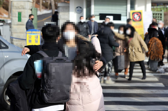 교정시설의 코로나19 확산을 막기 위해 14일 오전 경기도 의왕시 서울구치소에서 수형자들이 조기 가석방되고 있다. 2021.1.14  연합뉴스