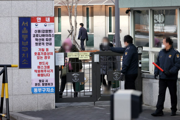 정부가 교정시설의 코로나19 확산을 막기 위해 수형자 900여명을 조기 가석방하기로 한 14일 오전 서울 송파구 동부구치소에서 가석방된 수형자들이 구치소에서 나오고 있다. 2021.1.14  연합뉴스