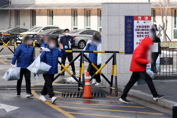 정부가 교정시설의 코로나19 확산을 막기 위해 수형자 900여명을 조기 가석방하기로 한 14일 오전 서울 송파구 동부구치소에서 가석방된 수형자들이 나오고 있다. 2021.1.14  연합뉴스