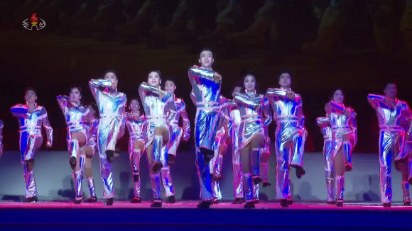 북한 조선중앙TV는 14일 김정은 국무위원장이 전날 평양체육관에서 열린 8차 당대회 기념 공연 ‘당을 노래하노라’를 관람했다고 보도했다. 매체는 타프춤(탭댄스) ‘사회주의 전진가’와 피아노 2중주, 관련악, 합창 등의 공연이 이어졌다고 보도했다.  2021.1.14  조선중앙TV 화면