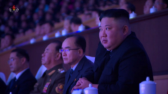 북한 조선중앙TV는 14일 김정은 국무위원장이 전날 평양체육관에서 열린 8차 당대회 기념 공연 ‘당을 노래하노라’를 관람했다고 보도했다. 북한은 5일부터 여드레에 걸쳐 당대회를 진행했고, 폐막 다음날 기념공연을 개최했다.  2021.1.14  조선중앙TV 화면