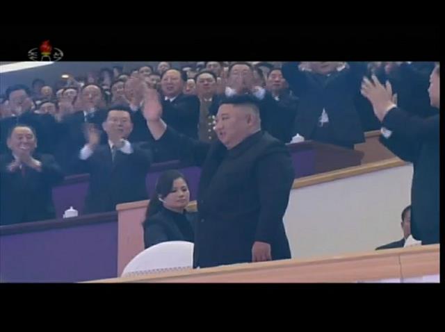 북한 관영 조선중앙TV는 지난 13일 제8차 노동당 대회 경축을 위해 열린 대공연 ‘당을 노래하노라’ 영상을 14일 오전 방영했다. 중요예술단체를 비롯해 군대와 사회의 예술단체, 예술교육기관 창작가, 예술인, 체육인들과 청소년학생들이 출연한 공연은 제1부와 제2부로 나뉘어 진행됐다. 공연엔 김정은 당 총비서를 비롯해 당 대회 대표자들이 대거 참석했다.  ‘조선중앙TV’ 갈무리