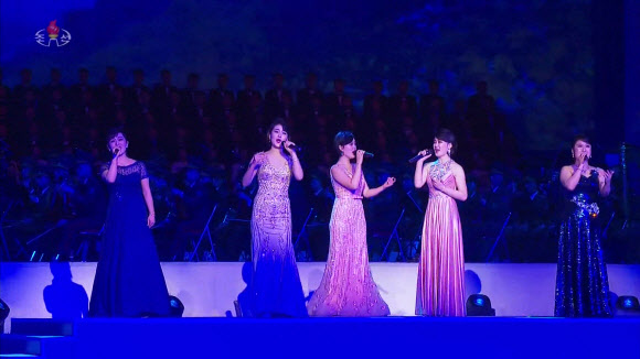 북한 조선중앙TV는 14일 김정은 국무위원장이 전날 평양체육관에서 열린 8차 당대회 기념 공연 ‘당을 노래하노라’를 관람했다고 보도했다. 이날 공연에서는 타프춤(탭댄스)부터 무반주 합창, 기악, 무용, 집단체조 등이 이어졌다고 보도했다. 2021.1.14  조선중앙TV 화면