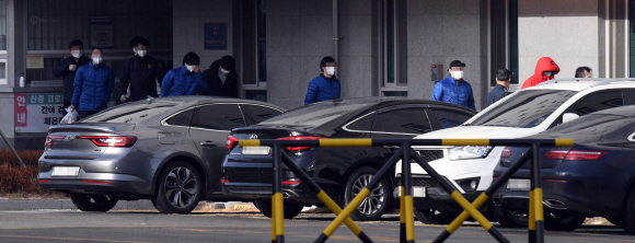 정부가 교정시설의 코로나19 확산을 막기 위해 수형자 900여명을 조기 가석방하기로 한 14일 오전 서울 송파구 동부구치소에서 가석방된 수형자들이 나오고 있다. 2021.1.14 정연호 기자 tpgod@seoul.co.kr