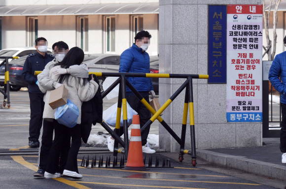 정부가 교정시설의 코로나19 확산을 막기 위해 수형자 900여명을 조기 가석방하기로 한 14일 오전 서울 송파구 동부구치소에서 가석방된 수형자들이 나오고 있다. 2021.1.14 정연호 기자 tpgod@seoul.co.kr