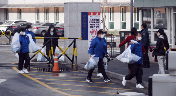 정부가 교정시설의 코로나19 확산을 막기 위해 수형자 900여명을 조기 가석방하기로 한 14일 오전 서울 송파구 동부구치소에서 가석방된 수형자들이 나오고 있다. 2021.1.14 정연호 기자 tpgod@seoul.co.kr