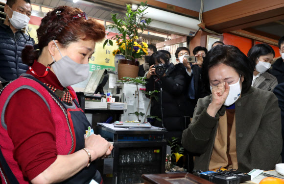 박영선 중소벤처기업부 장관이 14일 서울시 노원구 공릉동 도깨비시장 한 식당에서 ‘소상공인 버팀목자금’ 집행상황에 관해 이야기를 듣던 중 밀린 임대료 얘기가 나오자 눈물을 흘리고 있다. 2021.1.14  연합뉴스