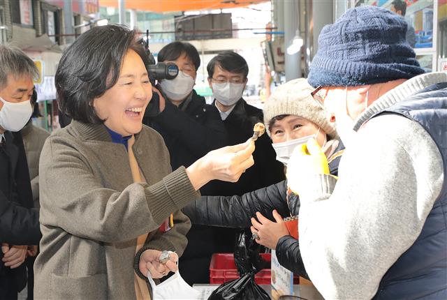 박영선 중소벤처기업부 장관이 14일 서울 노원구 소재 공릉 도깨비시장을 방문해 코로나19로 어려움을 겪고 있는 상인을 위로하고 있다. 2021.1.14 뉴스1