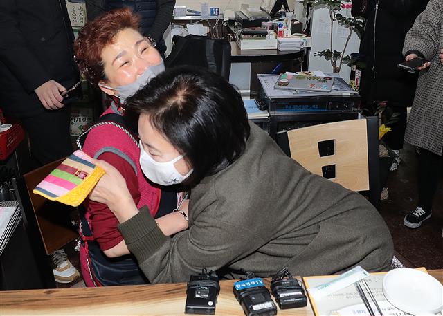 박영선 중소벤처기업부 장관이 14일 서울 노원구 소재 공릉 도깨비시장을 방문해 코로나19로 어려움을 겪고 있는 상인을 위로하고 있다. 2021.1.14 뉴스1