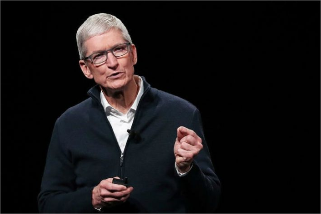 아이폰 12 시리즈 출시에 힘입어 미국 애플이 지난해 4분기 삼성을 제치고 세계 최대 스마트폰 제조업체로 올라섰다. 사진ㅇ 팀 쿡 애플 CEO. 사진=연합뉴스