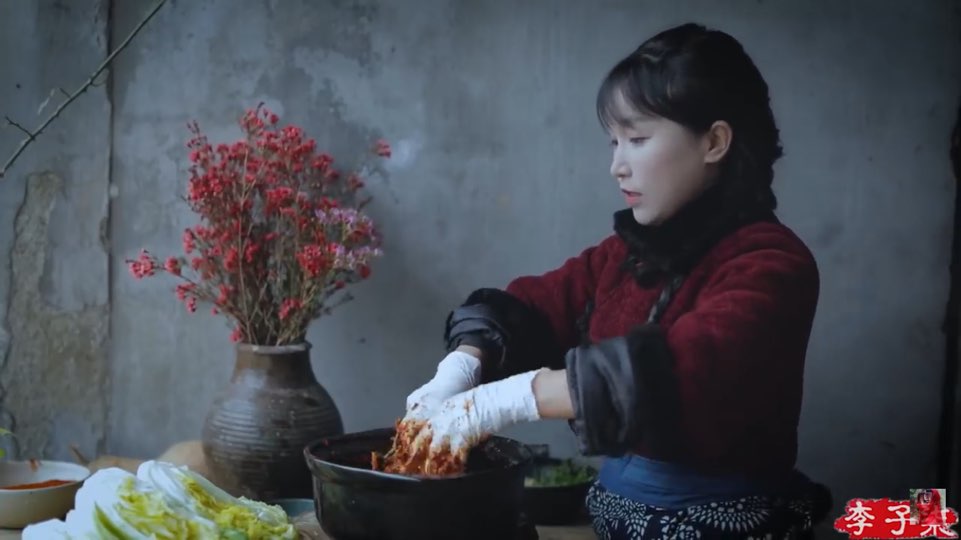 중국 유명 유튜버 리즈치가 김치를 담그는 영상에 ‘중국 전통음식’이라는 해시태그를 달아 논란이 되고 있다. 사진=리즈치 유튜브 영상 캡처