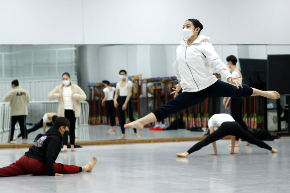 2021학년도 대입 정시모집 실기고사가 시작된 14일 서울 성북구 한성대학교에서 크리에이티브인문예술대학 예술학부 현대무용 전공에 응시한 수험생들이 실기고사에 앞서 대기실에서 마스크를 착용한 채 마지막 연습을 하고 있다. 2021.1.14  연합뉴스