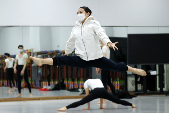 2021학년도 대입 정시모집 실기고사가 시작된 14일 서울 성북구 한성대학교에서 크리에이티브인문예술대학 예술학부 현대무용 전공에 응시한 수험생들이 실기고사에 앞서 대기실에서 마스크를 착용한 채 마지막 연습을 하고 있다. 2021.1.14  연합뉴스