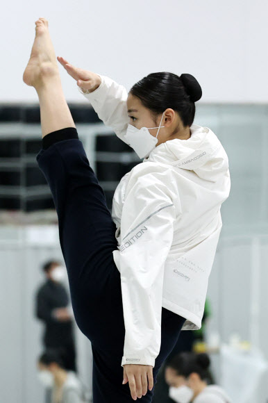 2021학년도 대입 정시모집 실기고사가 시작된 14일 서울 성북구 한성대학교에서 크리에이티브인문예술대학 예술학부 현대무용 전공에 응시한 수험생이 실기고사에 앞서 대기실에서 마스크를 착용한 채 마지막 연습을 하고 있다. 2021.1.14  연합뉴스