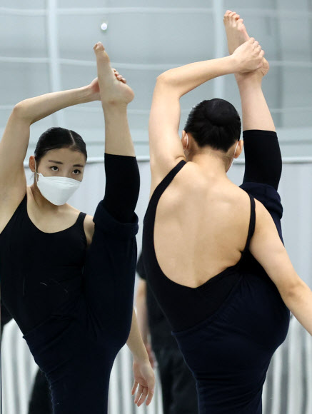 2021학년도 대입 정시모집 실기고사가 시작된 14일 서울 성북구 한성대학교에서 크리에이티브인문예술대학 예술학부 현대무용 전공에 응시한 수험생들이 실기고사에 앞서 대기실에서 마스크를 착용한 채 스트레칭을 하고 있다. 2021.1.14  연합뉴스