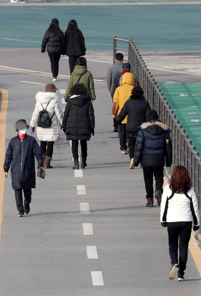 한파가 물러난 14일 오후 서울 중랑구 이화교 인근 공원을 찾은 시민들이 산책하고 있다. 2021.1.14  연합뉴스